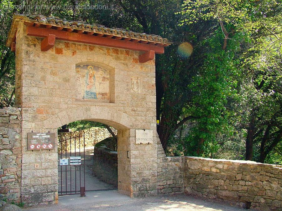 Eremo delle Carceri 4.jpg